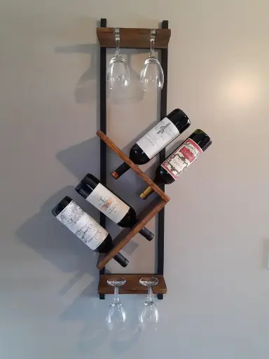Vinoteca con soporte para copas estilo industrial